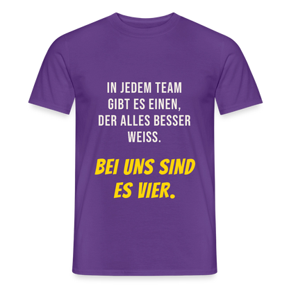 "In jedem Team gibt es einen, der alles besser weiß. Bei uns sind es vier." Motiv-T-Shirt für Männer, Farbe Lila