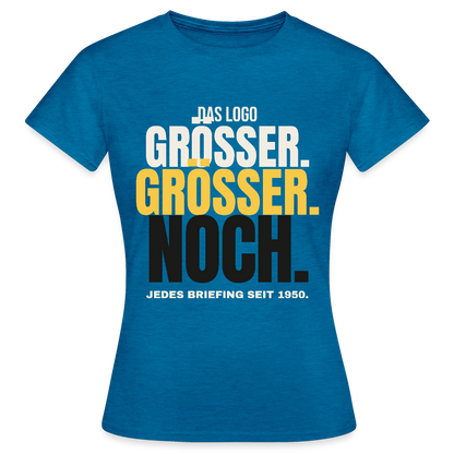 Das Logo größer. Größer. Noch. Jedes Briefing seit 1950. Motiv-T-Shirt für Frauen, Farbe Antikblaues Saphir meliert