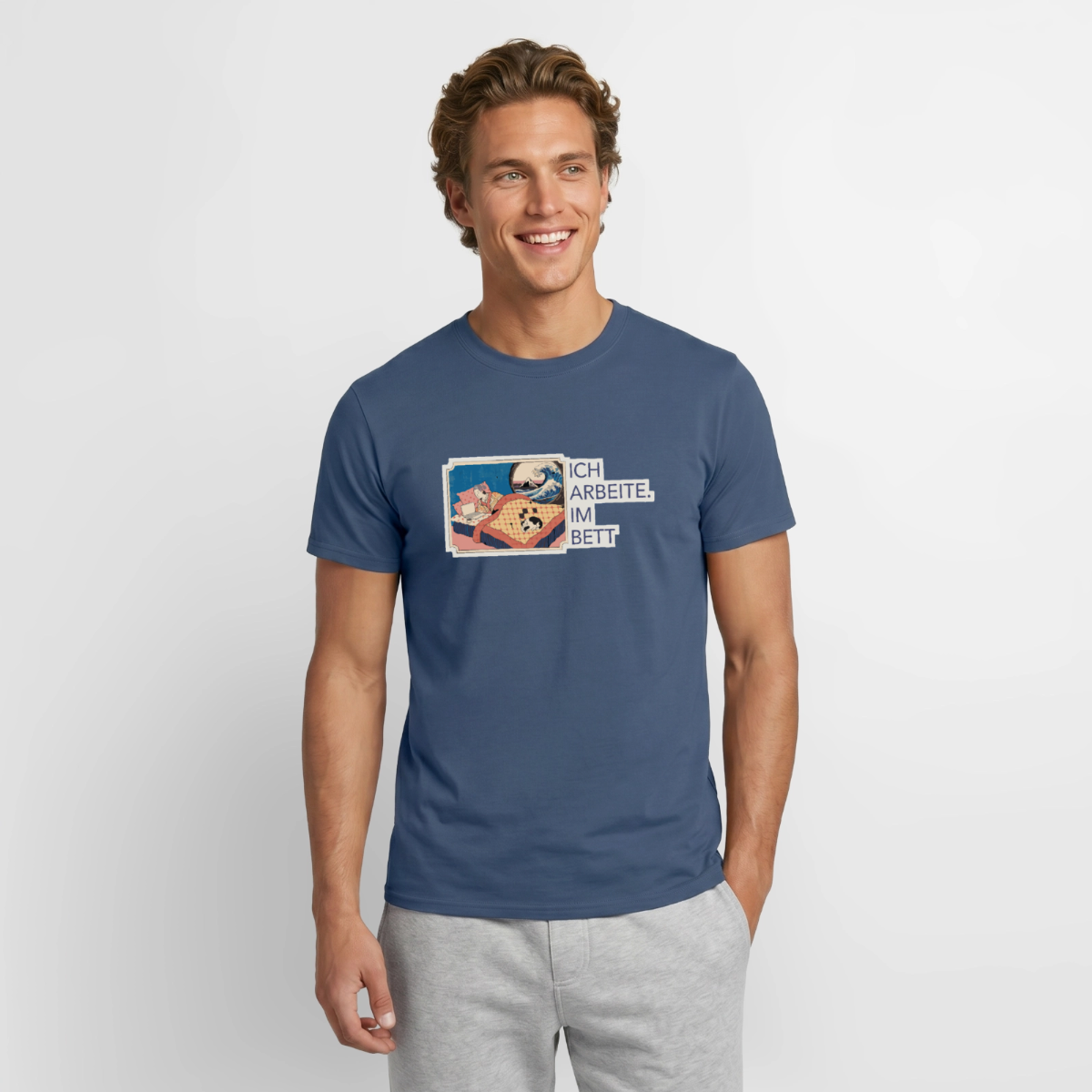 Ich arbeite. Im Bett. Motiv-T-Shirt für Männer, Farbe Dunkles Denimblau, Model