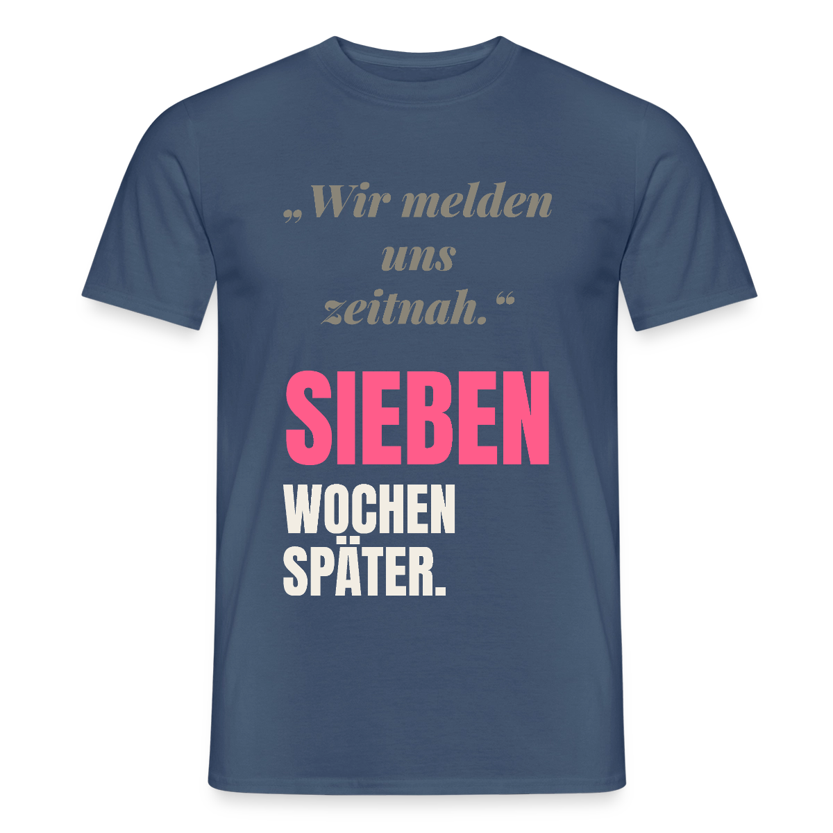 Wir melden uns zeitnah. Sieben Wochen später. Motiv-T-Shirt für Männer, Farbe Dunkles Denimblau