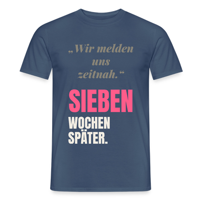 Wir melden uns zeitnah. Sieben Wochen später. Motiv-T-Shirt für Männer, Farbe Dunkles Denimblau