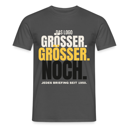 Das Logo größer. Größer. Noch. Jedes Briefing seit 1950. Motiv-T-Shirt für Männer, Farbe Anthrazit