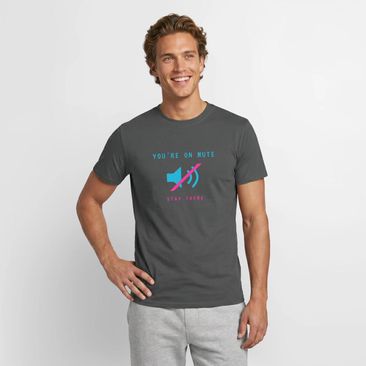 You're on mute. Stay there. Motiv-T-Shirt für Männer, Farbe Anthrazit, Model