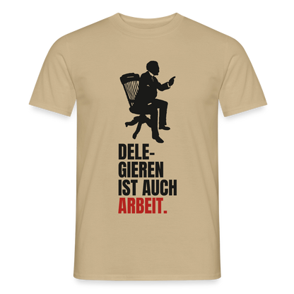Delegieren ist auch Arbeit. Motiv-T-Shirt für Männer, Farbe Sandbeige