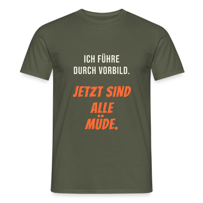Ich führe durch Vorbild. Jetzt sind alle müde. Motiv-T-Shirt für Männer, Farbe Militärgrün