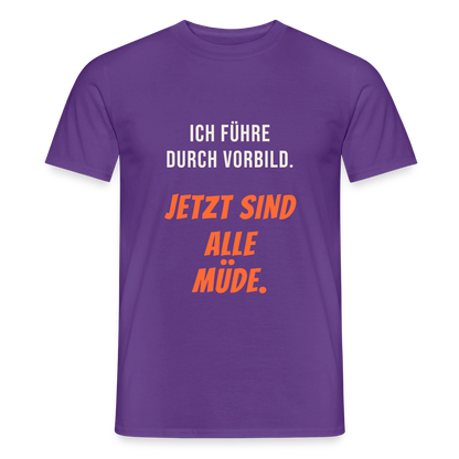 Ich führe durch Vorbild. Jetzt sind alle müde. Motiv-T-Shirt für Männer, Farbe Lila
