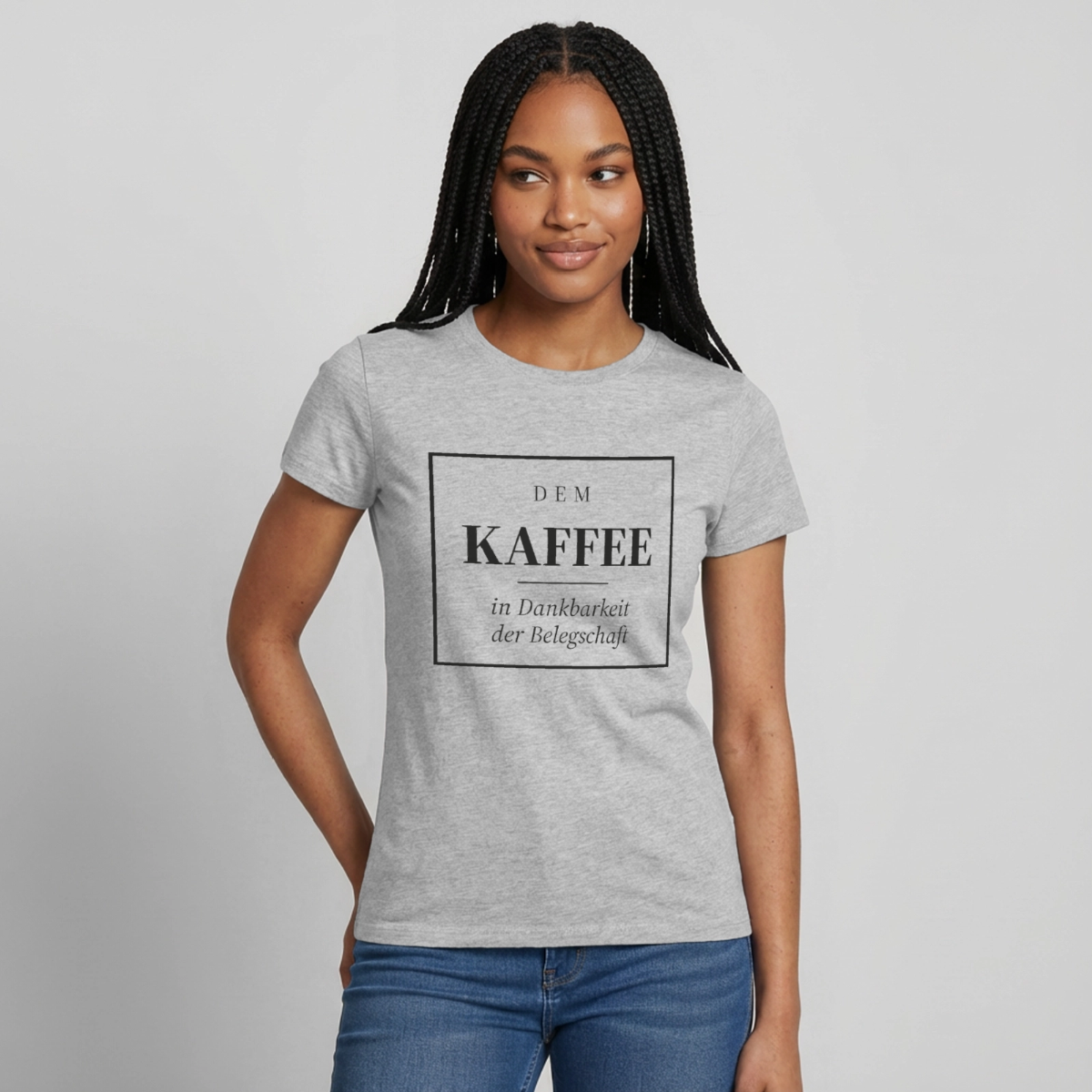 Dem Kaffee in Dankbarkeit der Belegschaft Motiv-T-Shirt für Frauen, Farbe Grau meliert, Model