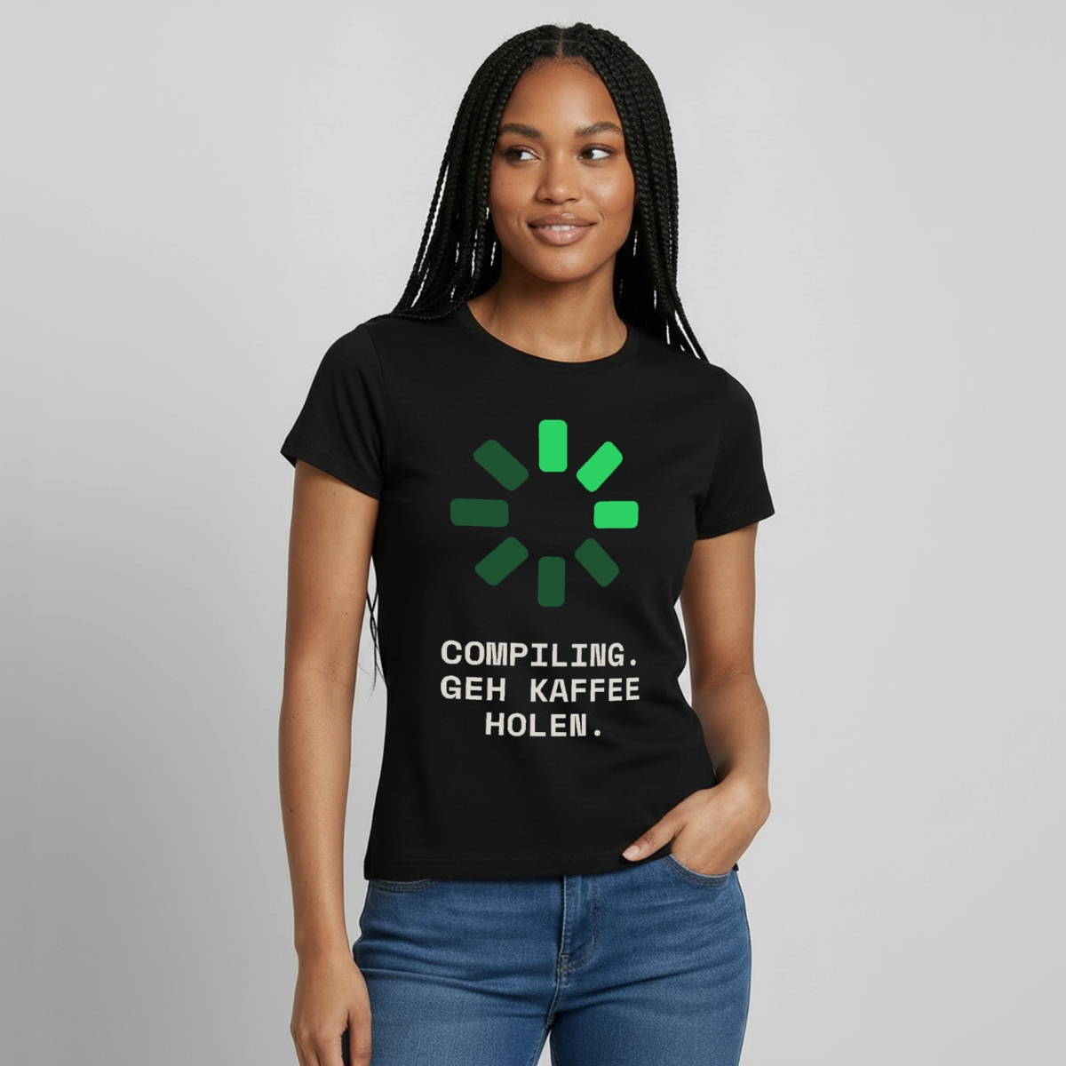 "Compiling. Geh Kaffee holen." Motiv-T-Shirt für Frauen, Farbe Schwarz, Model