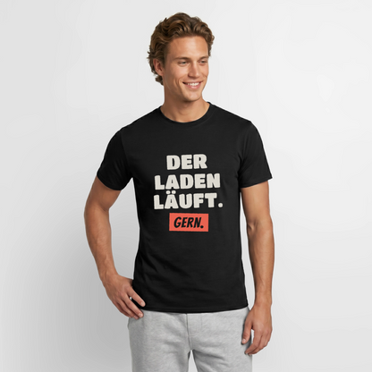 "Der Laden läuft. Gern." Motiv-T-Shirt für Männer, Farbe Schwarz, Model