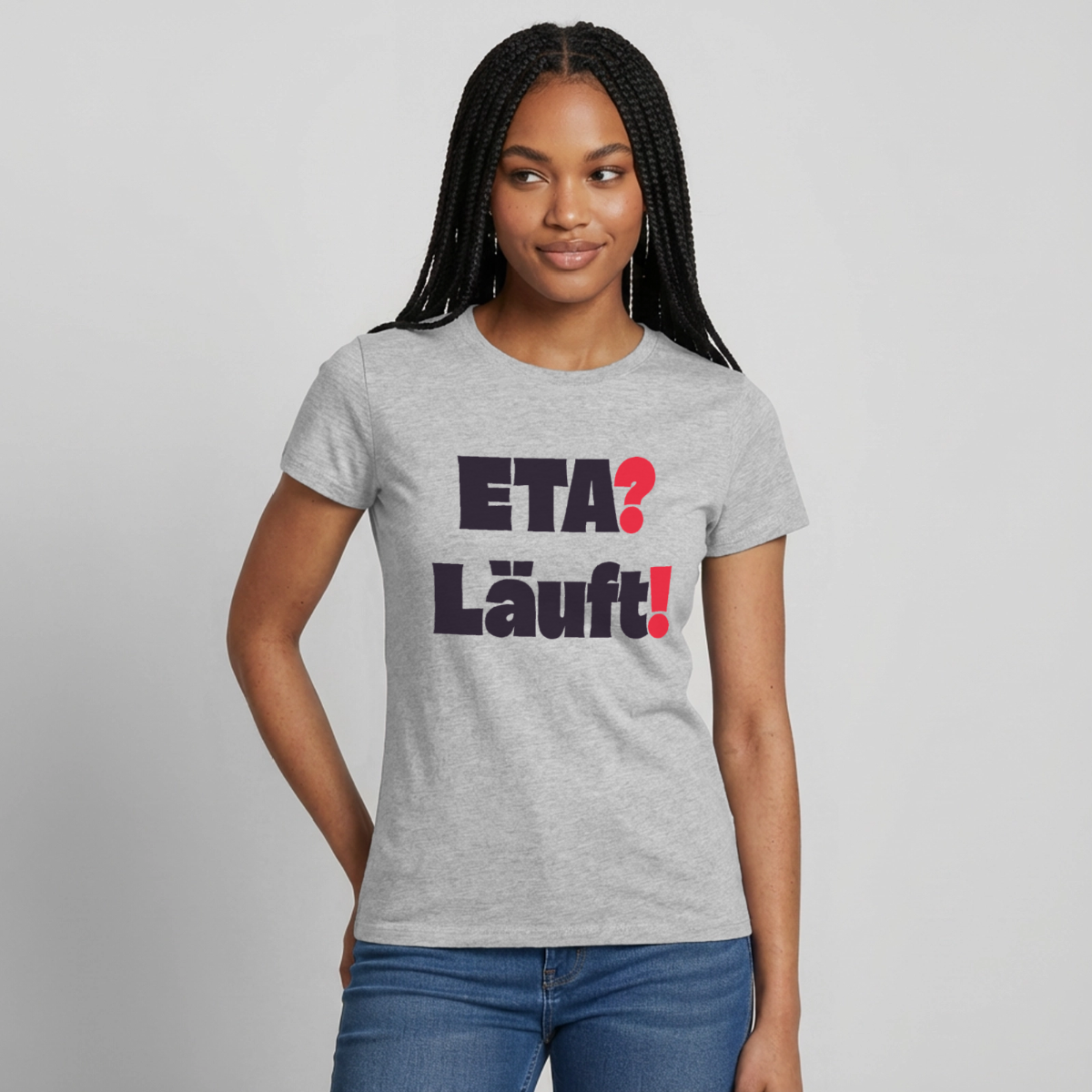 ETA? Läuft! Typo-Motiv Motiv-T-Shirt für Frauen, Farbe Grau meliert, Model