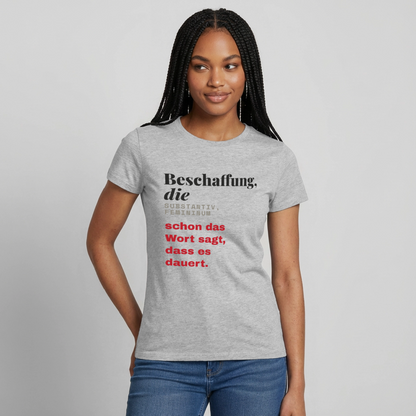 "Beschaffung, die: schon das Wort sagt, dass es dauert." Motiv-T-Shirt für Frauen, Farbe Grau meliert