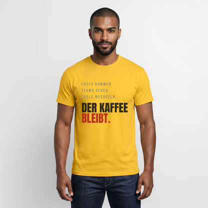 "Chefs kommen, Teams gehen, Tools wechseln. Der Kaffee bleibt." Motiv-T-Shirt für Männer, Farbe Gelb