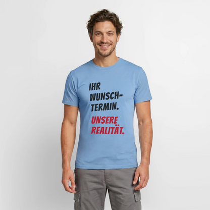 Ihr Wunschtermin. Unsere Realität. Motiv-T-Shirt für Männer, Farbe Carolina Blue, Model