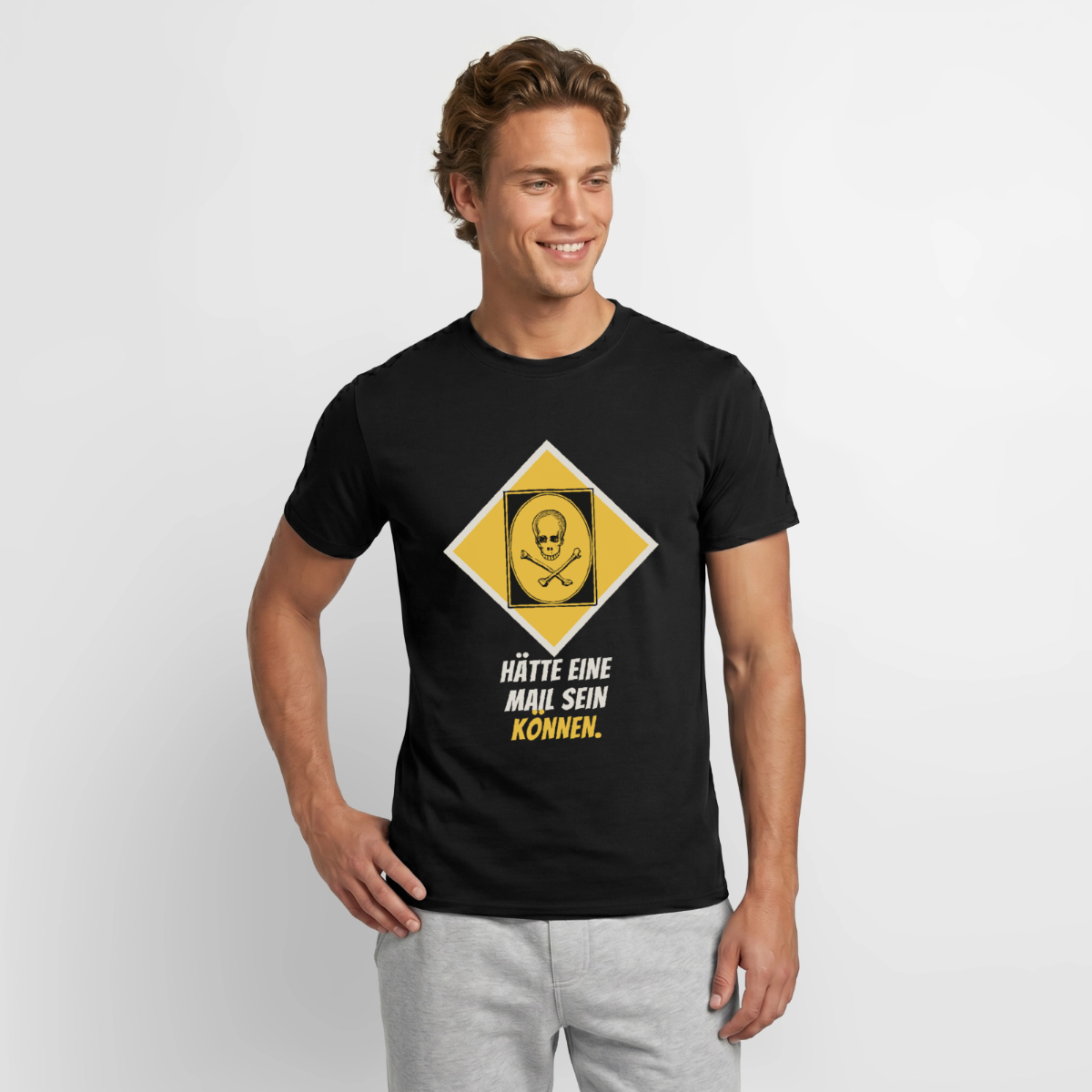 "Hätte eine Mail sein können. Gefahrzeichen-Motiv" Motiv-T-Shirt für Männer, Farbe Schwarz, Model