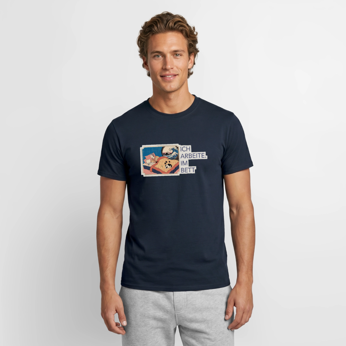 Ich arbeite. Im Bett. Motiv-T-Shirt für Männer, Farbe Navy, Model