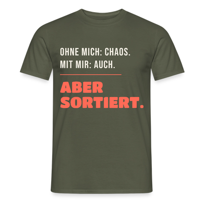 Ohne mich: Chaos. Mit mir: auch. Aber sortiert. Motiv-T-Shirt für Männer, Farbe Militärgrün
