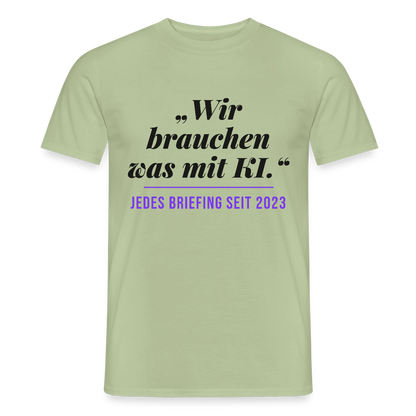 Wir brauchen was mit KI. Jedes Briefing seit 2023. Motiv-T-Shirt für Männer, Farbe Sage