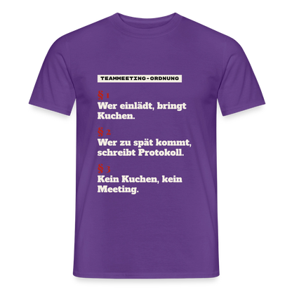 "Teammeeting-Ordnung: wer einlädt, bringt Kuchen." Motiv-T-Shirt für Männer, Farbe Lila