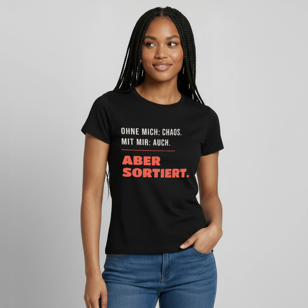 "Ohne mich: Chaos. Mit mir: auch. Aber sortiert." Motiv-T-Shirt für Frauen, Farbe Schwarz, Model