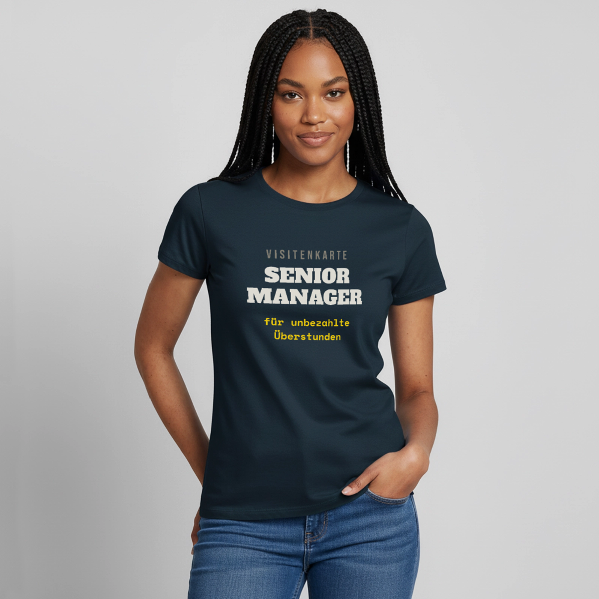 Senior Manager für unbezahlte Überstunden Motiv-T-Shirt für Frauen, Farbe Navy, Model