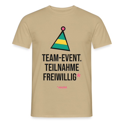 Team-Event. Teilnahme freiwillig. Nicht. Motiv-T-Shirt für Männer, Farbe Sandbeige