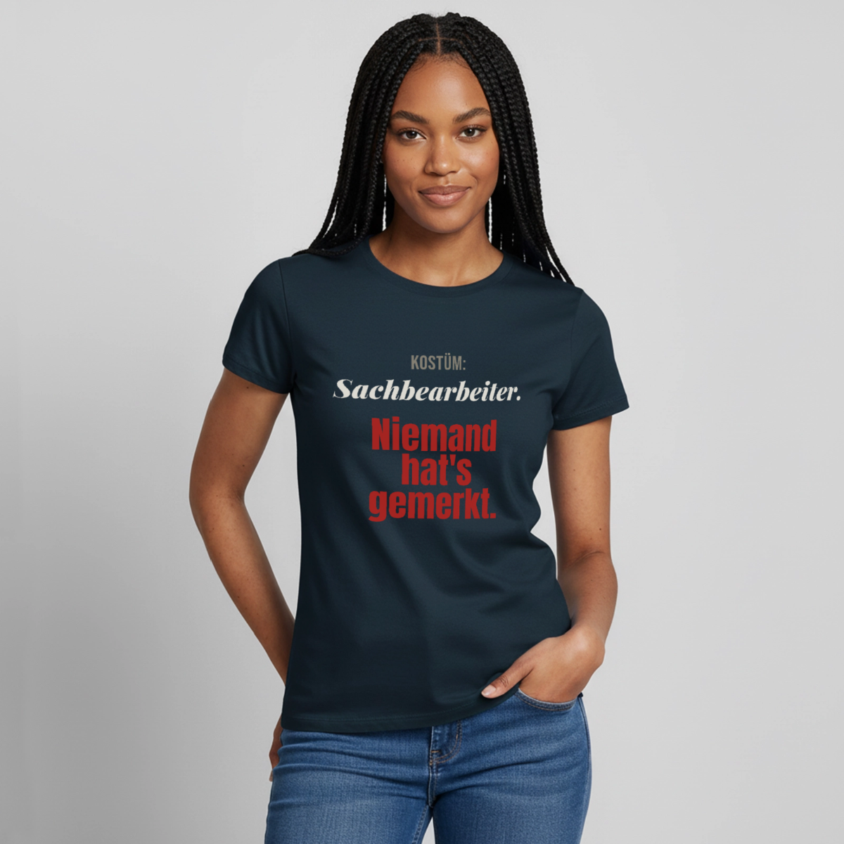 "Kostüm: Sachbearbeiter. Niemand hat's gemerkt." Motiv-T-Shirt für Frauen, Farbe Navy