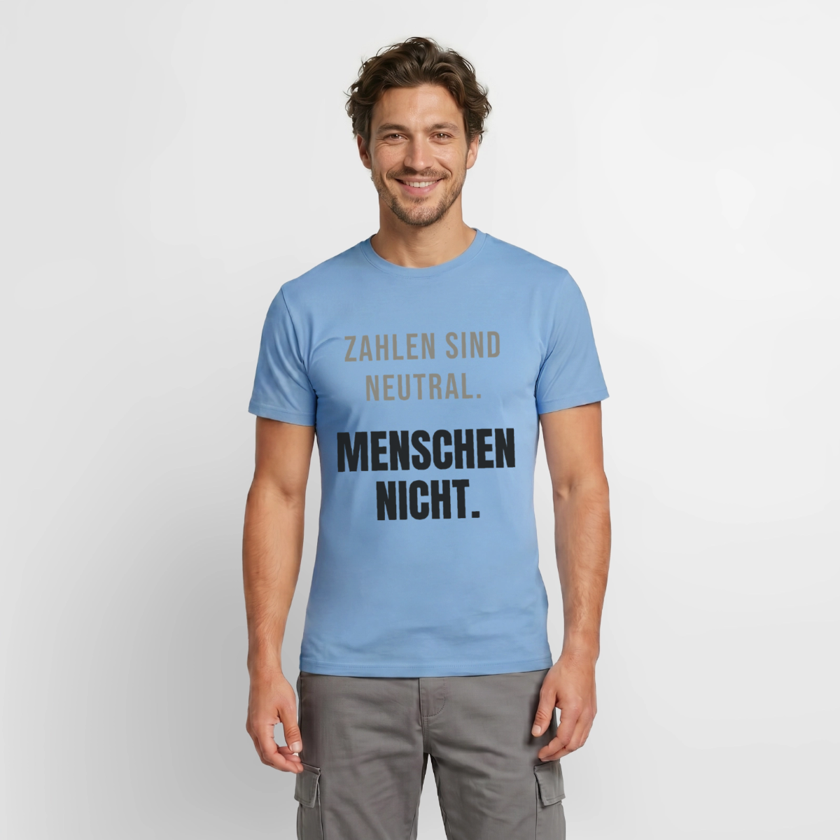Zahlen sind neutral. Menschen nicht. Motiv-T-Shirt für Männer, Farbe Carolina Blue, Model