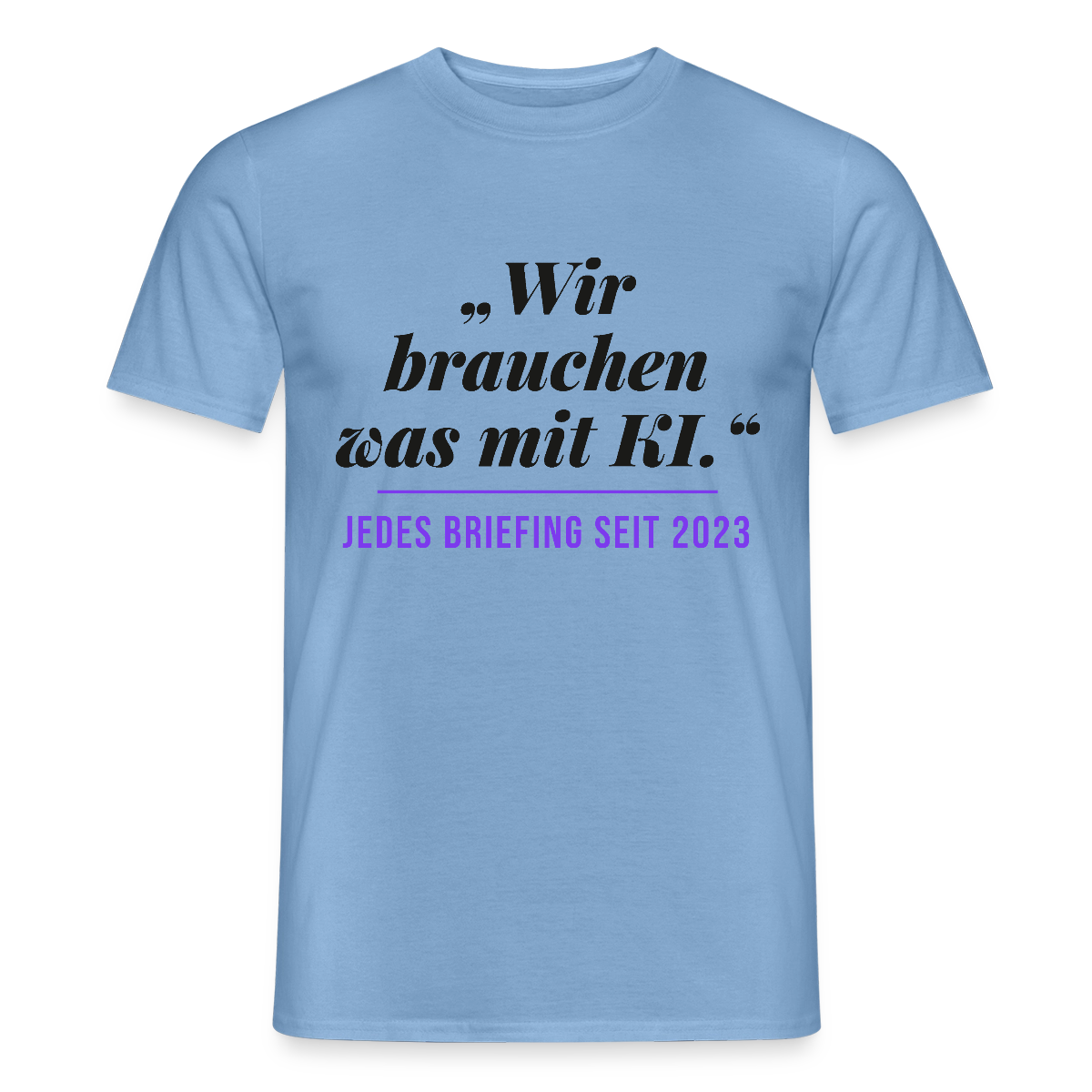 Wir brauchen was mit KI. Jedes Briefing seit 2023. Motiv-T-Shirt für Männer, Farbe Carolina Blue
