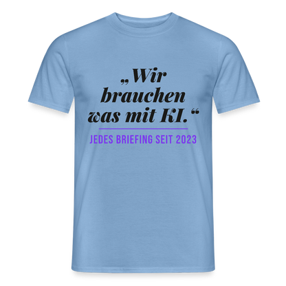 Wir brauchen was mit KI. Jedes Briefing seit 2023. Motiv-T-Shirt für Männer, Farbe Carolina Blue