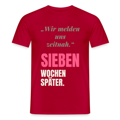 Wir melden uns zeitnah. Sieben Wochen später. Motiv-T-Shirt für Männer, Farbe Rot