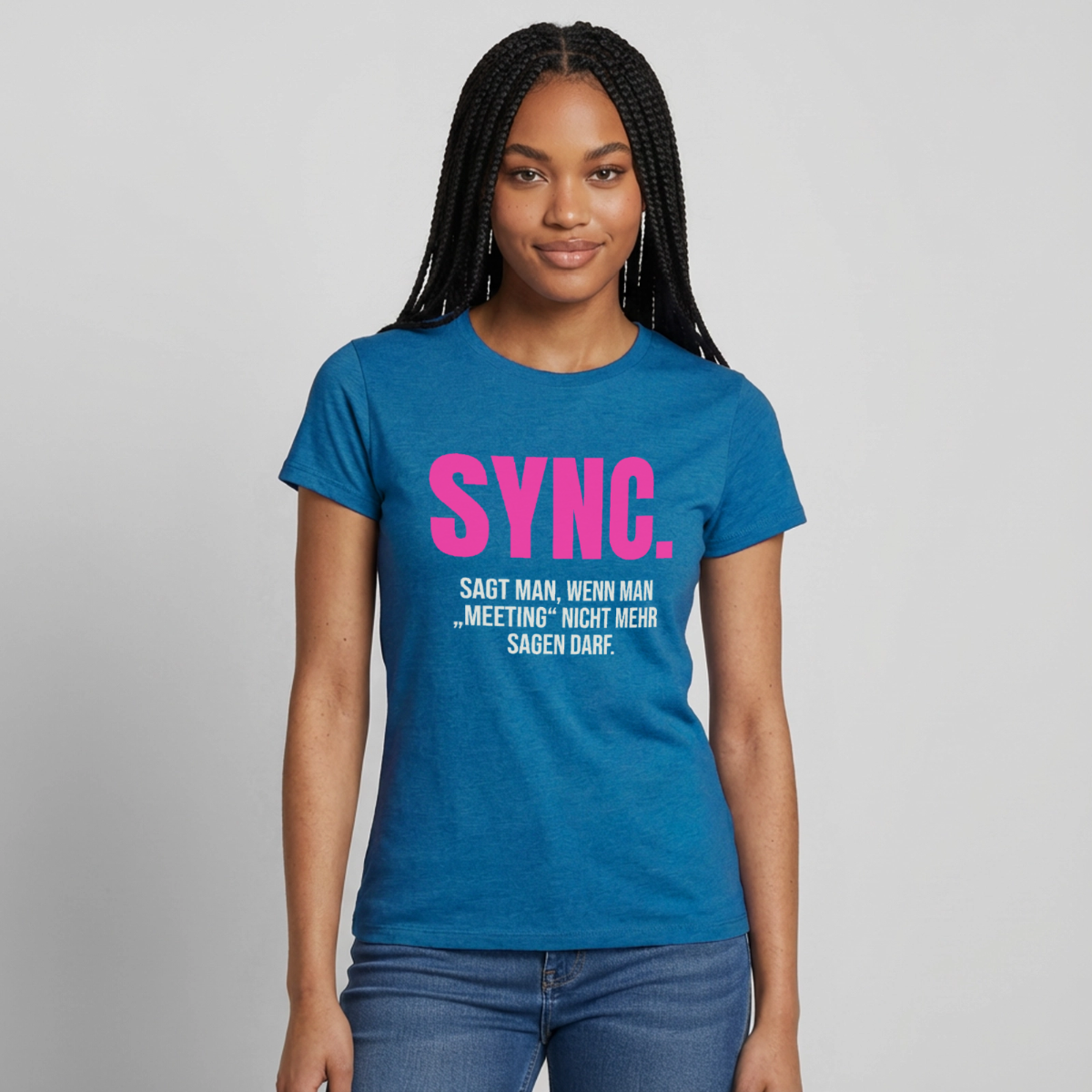 "Sync: sagt man, wenn man Meeting nicht mehr sagen darf." Motiv-T-Shirt für Frauen, Farbe Antikblaues Saphir meliert