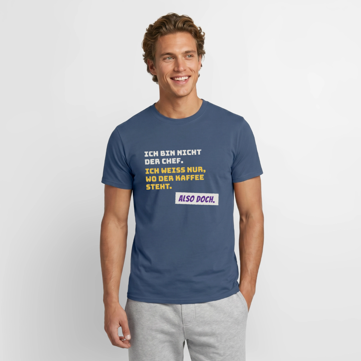 "Ich bin nicht der Chef. Ich weiß nur, wo der Kaffee steht." Motiv-T-Shirt für Männer, Farbe Dunkles Denimblau