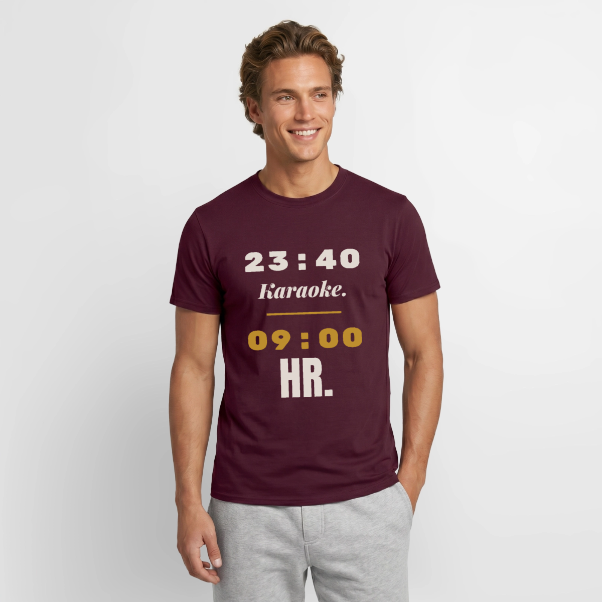 "23:40 Karaoke. 09:00 HR." Motiv-T-Shirt für Männer, Farbe Ziegelrot