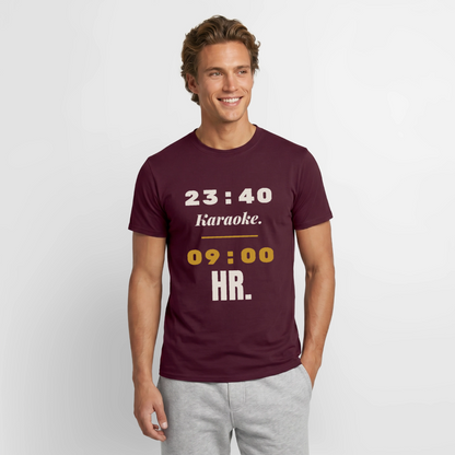 "23:40 Karaoke. 09:00 HR." Motiv-T-Shirt für Männer, Farbe Ziegelrot