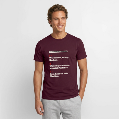 "Teammeeting-Ordnung: wer einlädt, bringt Kuchen." Motiv-T-Shirt für Männer, Farbe Ziegelrot