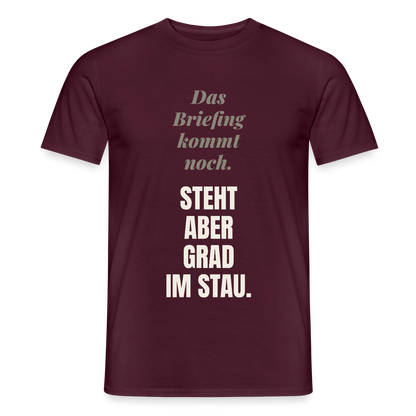 Das Briefing kommt noch. Steht aber grad im Stau. Motiv-T-Shirt für Männer, Farbe Ziegelrot