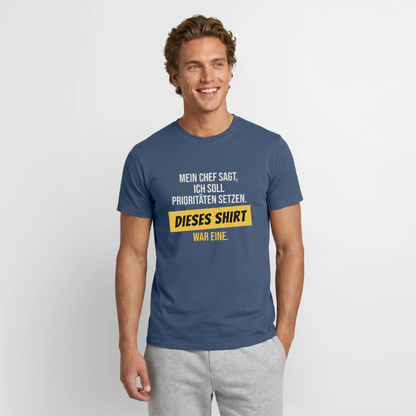 "Ich soll Prioritäten setzen. Dieses Shirt war eine." Motiv-T-Shirt für Männer, Farbe Dunkles Denimblau