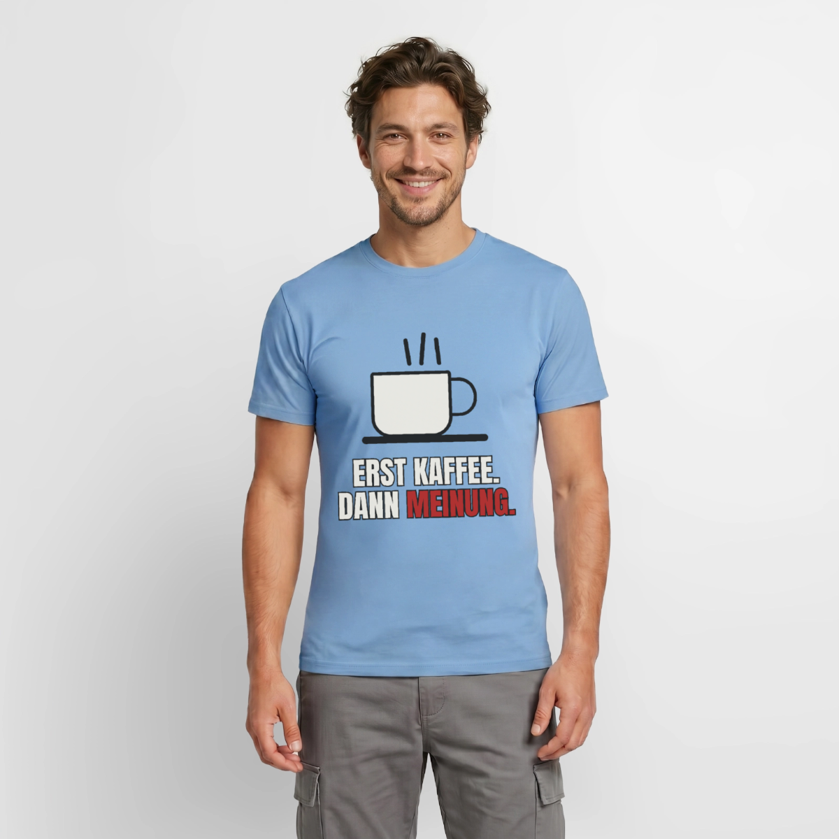 Erst Kaffee. Dann Meinung. Motiv-T-Shirt für Männer, Farbe Carolina Blue, Model
