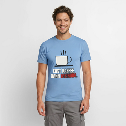 Erst Kaffee. Dann Meinung. Motiv-T-Shirt für Männer, Farbe Carolina Blue, Model