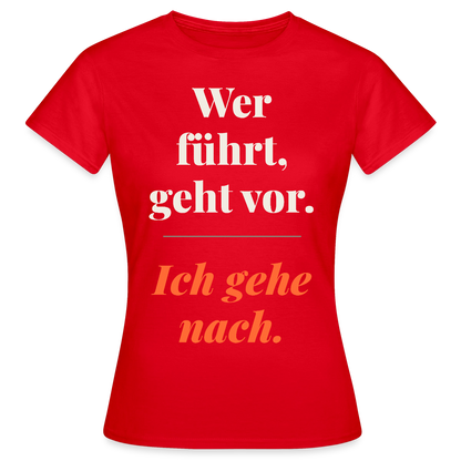 Wer führt, geht vor. Ich gehe nach. Motiv-T-Shirt für Frauen, Farbe Rot