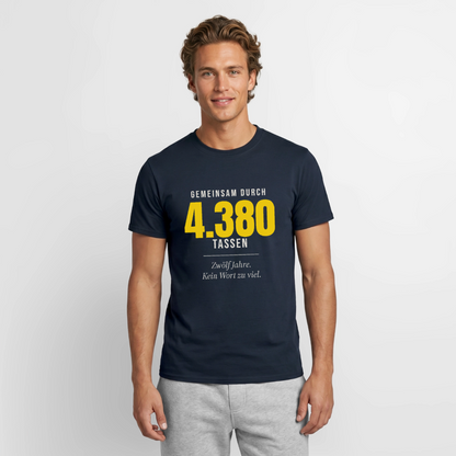 "Gemeinsam durch 4.380 Tassen" Motiv-T-Shirt für Männer, Farbe Navy