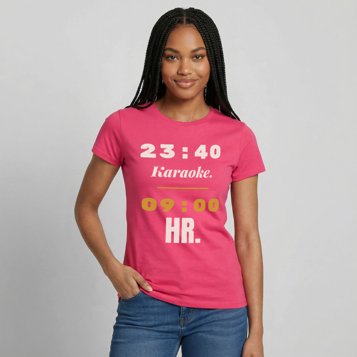 "23:40 Karaoke. 09:00 HR." Motiv-T-Shirt für Frauen, Farbe Azalea