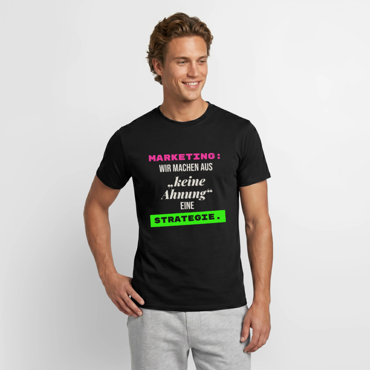 "Marketing: Wir machen aus keine Ahnung eine Strategie." Motiv-T-Shirt für Männer, Farbe Schwarz, Model