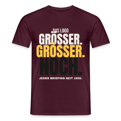 Das Logo größer. Größer. Noch. Jedes Briefing seit 1950. Motiv-T-Shirt für Männer, Farbe Ziegelrot