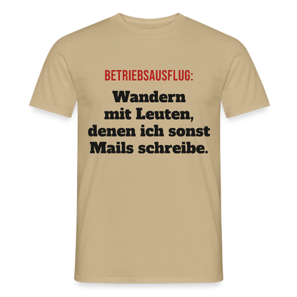 "Betriebsausflug: Wandern mit Leuten, denen ich sonst Mails schreibe." Motiv-T-Shirt für Männer, Farbe Sandbeige
