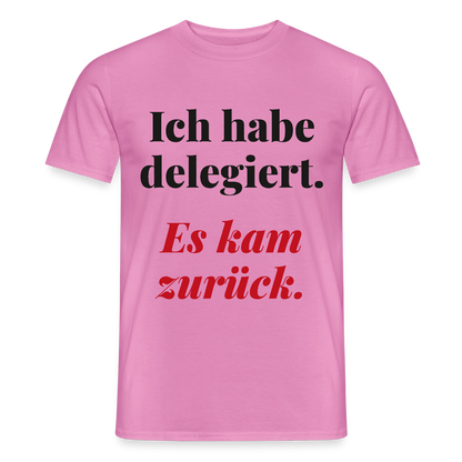 "Ich habe delegiert. Es kam zurück." Motiv-T-Shirt für Männer, Farbe Pink