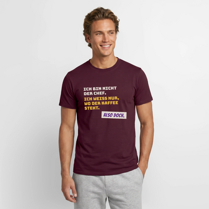 "Ich bin nicht der Chef. Ich weiß nur, wo der Kaffee steht." Motiv-T-Shirt für Männer, Farbe Ziegelrot