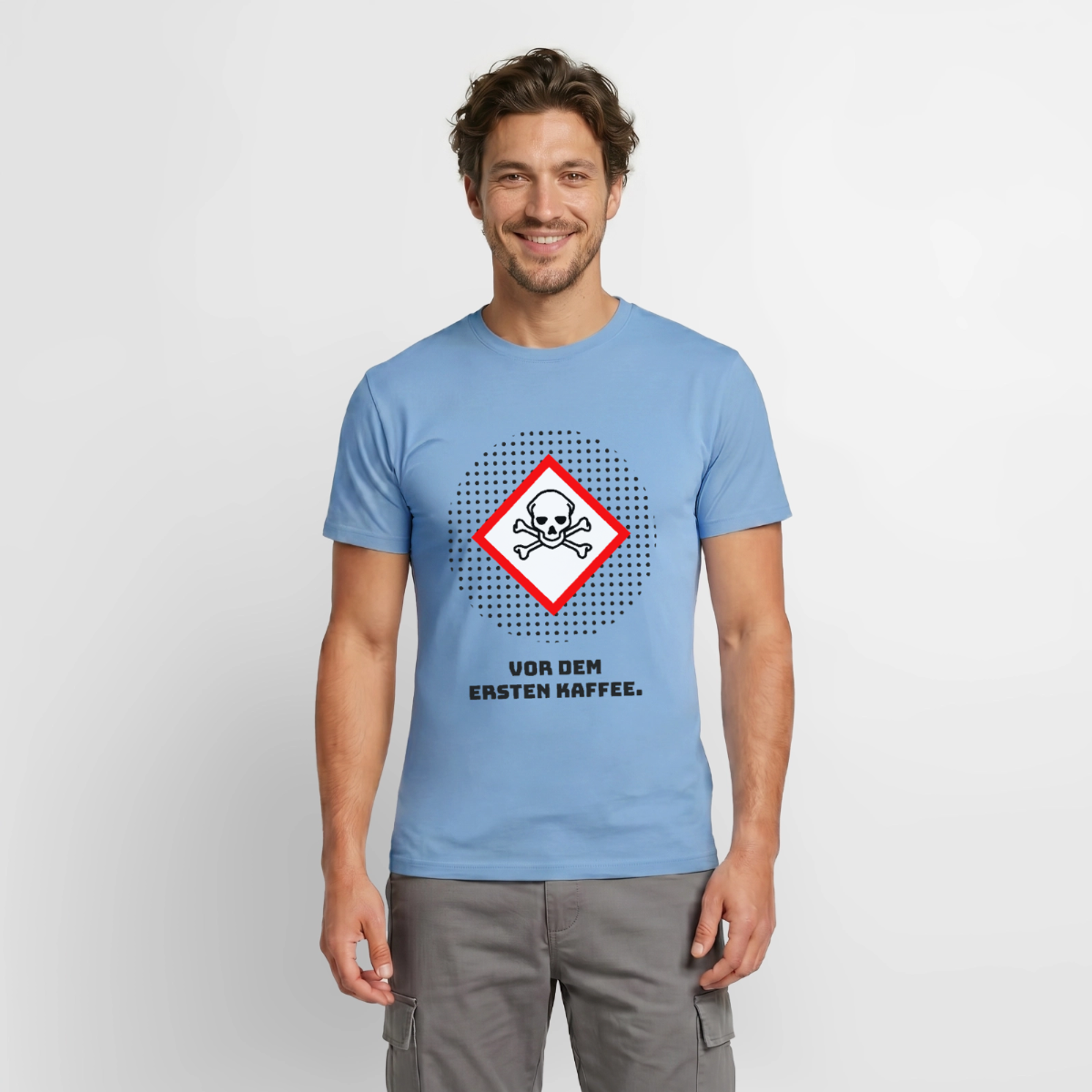 Vor dem ersten Kaffee. Gefahrzeichen-Motiv Motiv-T-Shirt für Männer, Farbe Carolina Blue, Model