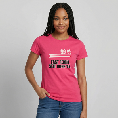 "99 % fast fertig. Seit Dienstag." Motiv-T-Shirt für Frauen, Farbe Azalea