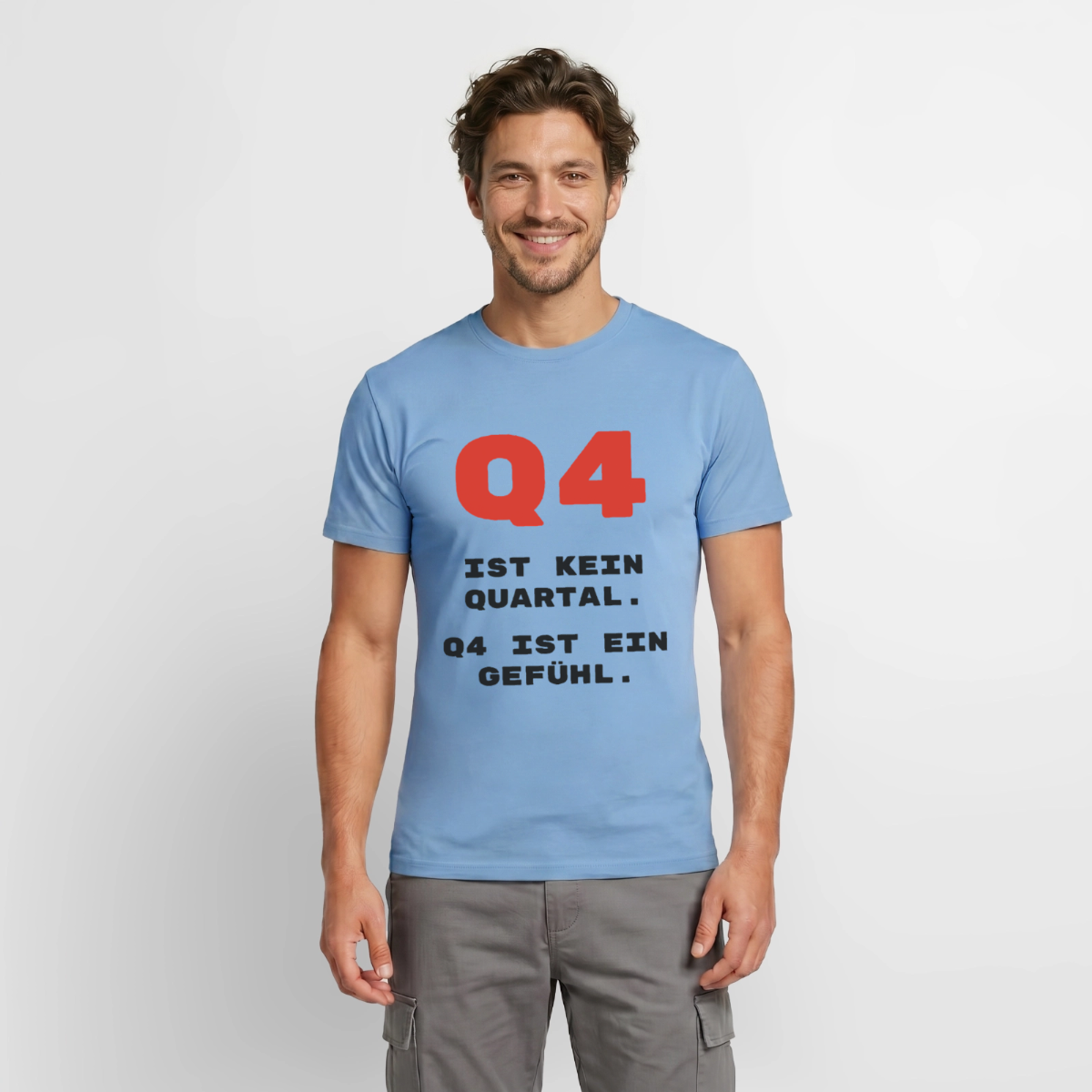 Q4 ist kein Quartal. Q4 ist ein Gefühl. Motiv-T-Shirt für Männer, Farbe Carolina Blue, Model